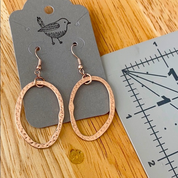 Rose gold hammered fashion earrings - Picture 2 of 2